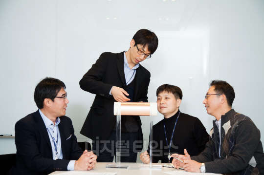 LS엠트론의 전지용 동박 특허 발명자들과 IP경영팀 관계자들이 전지용 동박에 대해 이야기 하고 있다. <LS엠트론 제공>